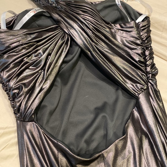 One shoulder beaded metallic gown. Fitted silhouette. - Picture 7 of 13